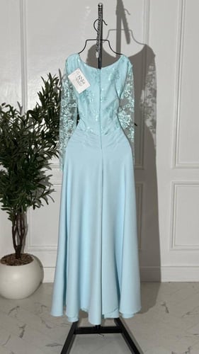 فستان سهرة دانتيل بأكمام طويلة باري