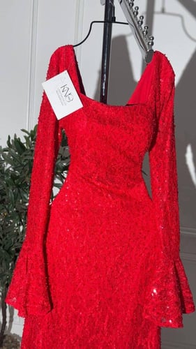 فستان سهرة أحمر طويل واكمام طويلة دانتيل فاخر مع خ...