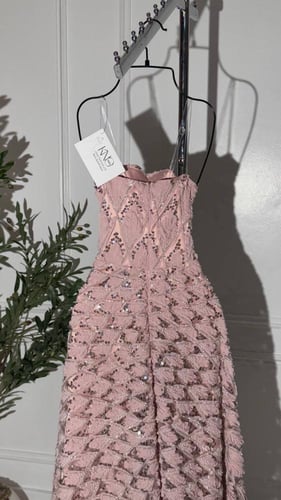 فستان سهرة طويل ب تل مطرز بدون اكمام