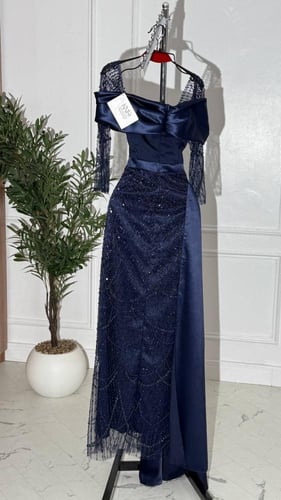 فستان سهرة كحلي داكن تفته بذيل جانبي طويل