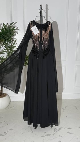 فستان اسود مع شك مموج فاخر