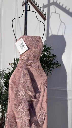 فستان دانتيل لحمي طويل مبطن بفصوص لامعة مع أكمام م...