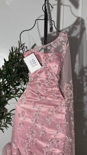 فستان تل مع شك فاخر وزينة ورود ليزر