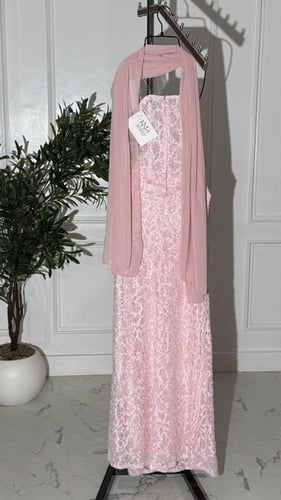 فستان سهرة بينك طويل من الدانتيل المبطن بتفاصيل كر...