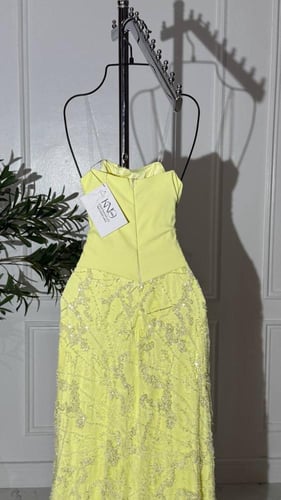 فستان سهرة ليموني راقي بخيوط دانتيل وخَرَز فاخر