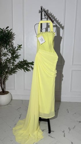 فستان اصفر ناعم خفيف وطويل من خامة جورجيت مع تطريز...