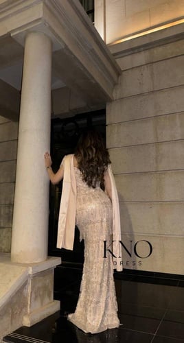 فستان تفته ضيق لون بيج مع شك فاخر مبطن و شال ساتان...