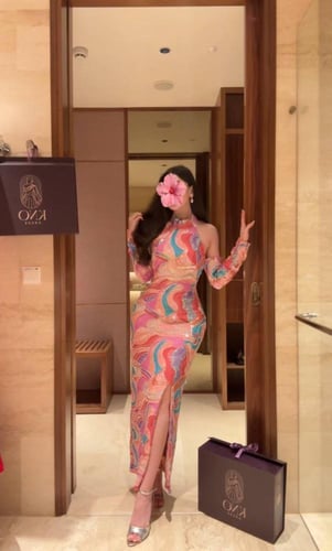 فستان شك مموج فاخر بألوان براقة وقصّة ضيقة أنيقة