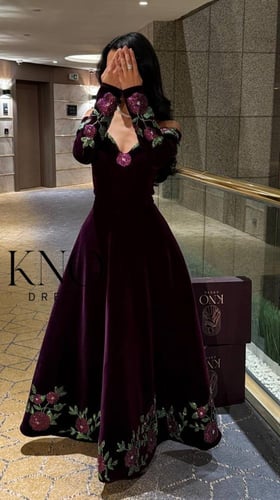 فستان جوخ أنيق مزين بفصوص ملونة بلمسة فاخرة