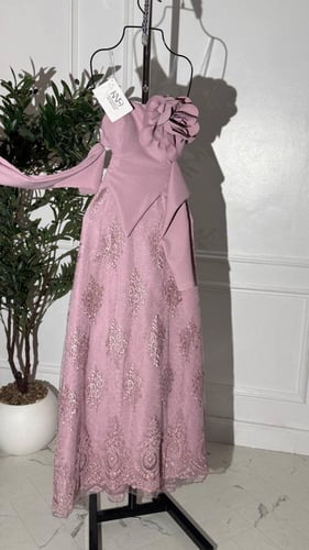 فستان لحمي مع وردة و دانتيل قفطان