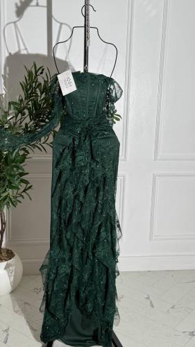 فستان دانتيل أخضر مزين بفصوص براقة لإطلالة أنيقة و...