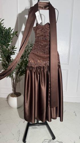 فستان سهرة بني شك مع تفته و شال