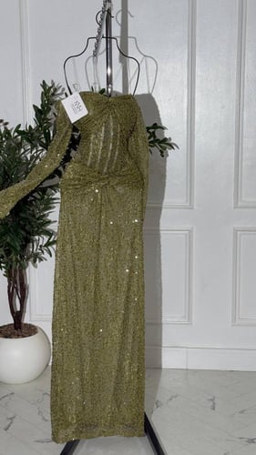 فستان سهرة زيتي شك لامع فاخر مع شال جورجيت راقٍ