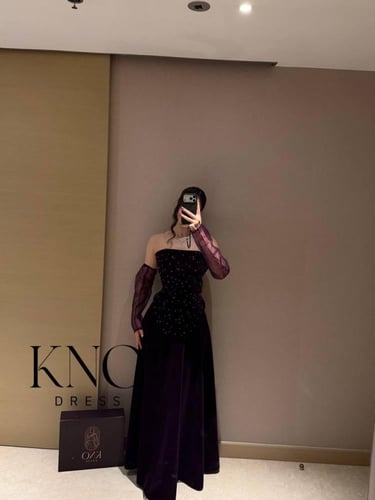 فستان جوخ فاخرة مع لول وتطريز أنيق بتشطيب راقٍ ولم...