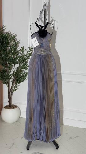 فستان سهرة كلوش بفتحة عند الصدر