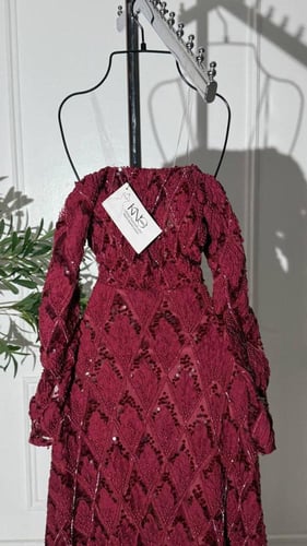 فستان سهرة خمري كلفة دانتيل تل بأكمام طويلة