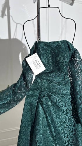 فستان زيتي دانتيل بأكمام منسدلة – أناقة ناعمة بلون...