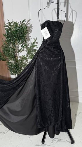 فستان اسود دانتيل مع ذيل بدون اكمام
