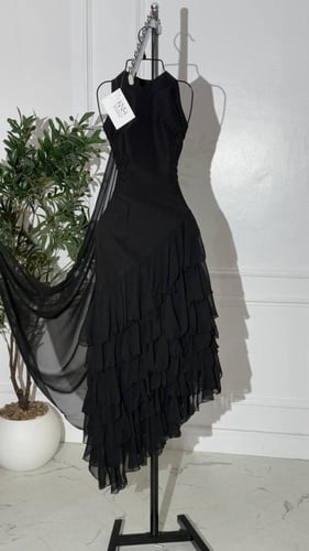 فستان اسود ناعم مع كشكش مائل