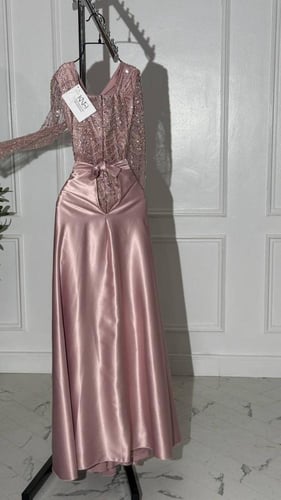 فستان سهرة لحمي بتصميم سلاسل مع تفته