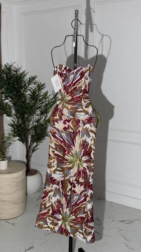 فستان سهرة شك ملون فاخر بتصميم أنثوي ولمسات لامعة...