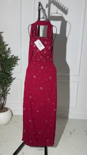 فستان برغندي طويل مع لول وفصوص