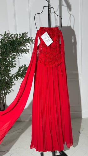 فستان احمر بأكمام طويلة مع شك