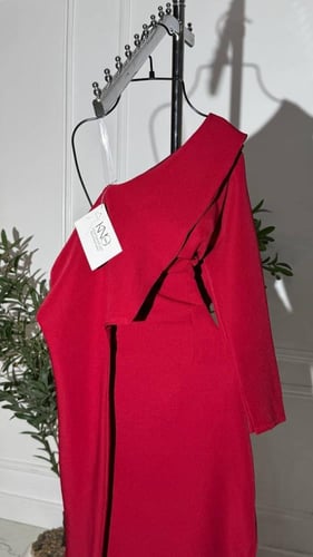 فستان باربي أحمر بكتف واحد بتصميم انسيابي أنيق