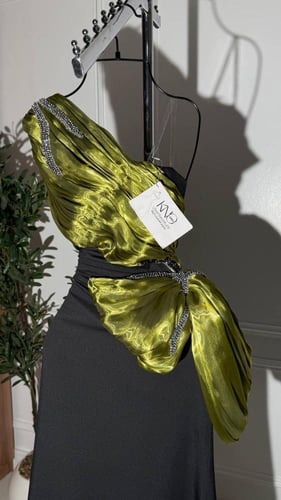 فستان اسود مع باربي زيتي و تطريز