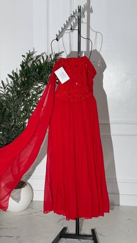 فستان احمر بأكمام طويلة مع شك