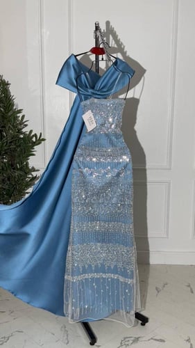 فستان سهرة سماوي طويل مع شك بأكمام مكشوفة