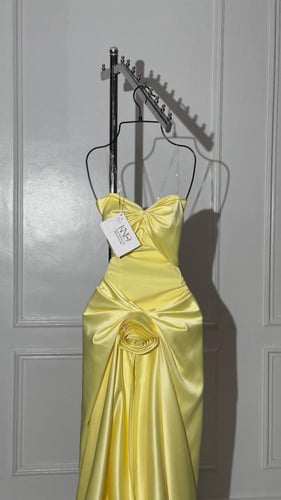 فستان سهرة طويل بدون اكمام مع وردة