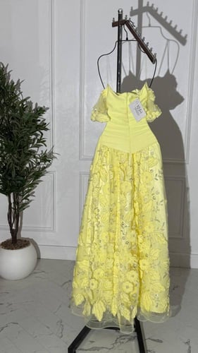 فستان سهرة ليموني غامق بورود بارزة مع بايري