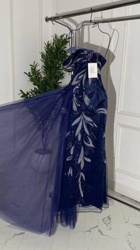 فستان كحلي فاخر بتطريز لامع وتل جانبي انسيابي