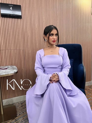 فستان جودي بنفسجي فاتح بتصميم كم واسع ولمسة ملكية