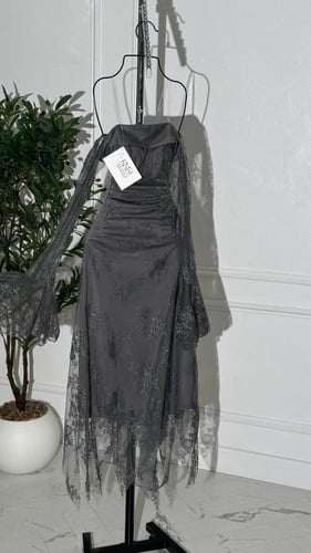 فستان رمادي داكن بقماش الدانتيل