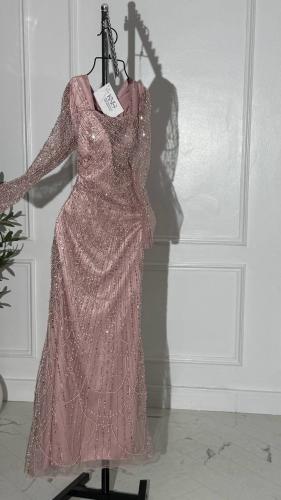 فستان سهرة لحمي بتصميم سلاسل مع تفته