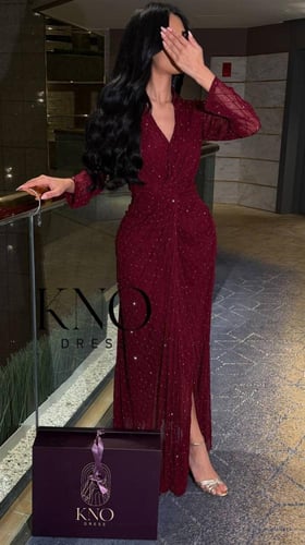 فستان سهرة عنابي فاخر بلمسات أنثوية أنيقة