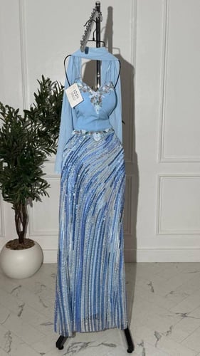 فستان بايري أزرق فاخر بتطريز يدوي ووشاح جورجيت