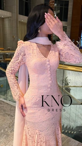 فستان دانتيل أنيق بقصة ناعمة