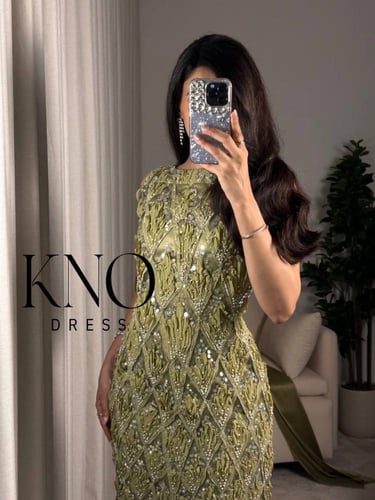 فستان سهرة ذهبي بقطعتين وتطريز فاخر وتفتة