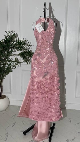 فستان سهره لحمي ميكادو مع ورود فاخرة وخرز