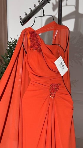 فستان طوبي طويل مع تطريز بقماش جورجيت