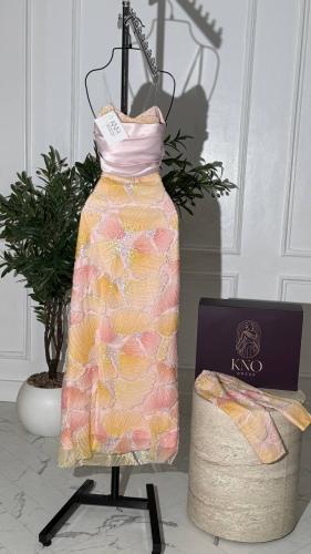 فستان سهرة طويل من التل البوليـسية المموج مع تفته...