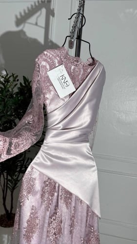 فستان ناعم طويل من قماش التفته