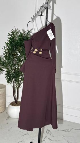 فستان بني طويل بكتف واحد مزين بورود ذهبية أنيقة