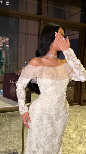 فستان دانتيل فاخر مزين بورود بارزة ثلاثية الأبعاد