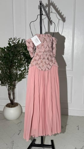 فستان وردي طويل مطرز بالشك الفاخر مع تنورة جورجيت...