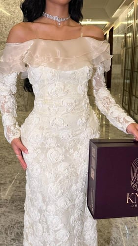 فستان دانتيل فاخر مزين بورود بارزة ثلاثية الأبعاد