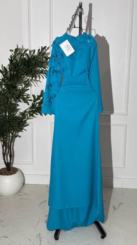 فستان بأكمام مع ورد بفتحة ظهر انيقه